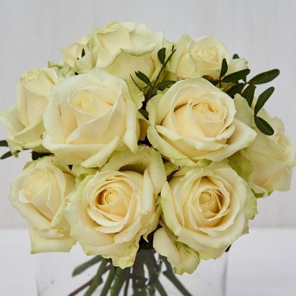 Strauß mit weißen Rosen, kompakt gebunden Bild 1