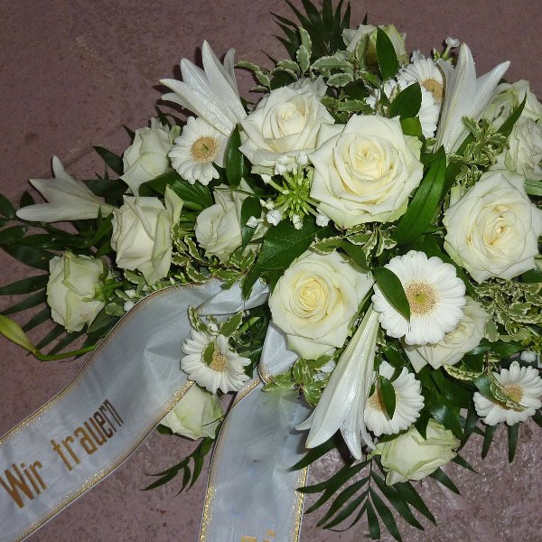 Trauergesteck aus weißen Blumen Bild 1